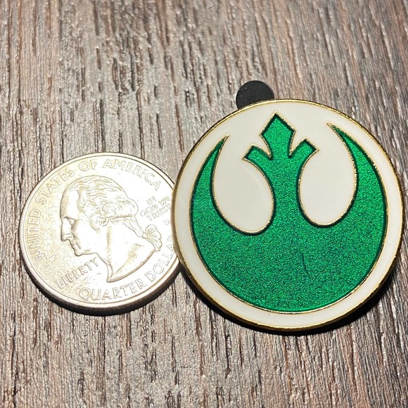 Disney Park Star Wars Green Rebel Alliance Emblem 2015 gold Circle Trading pin - Picture 2 of 4
